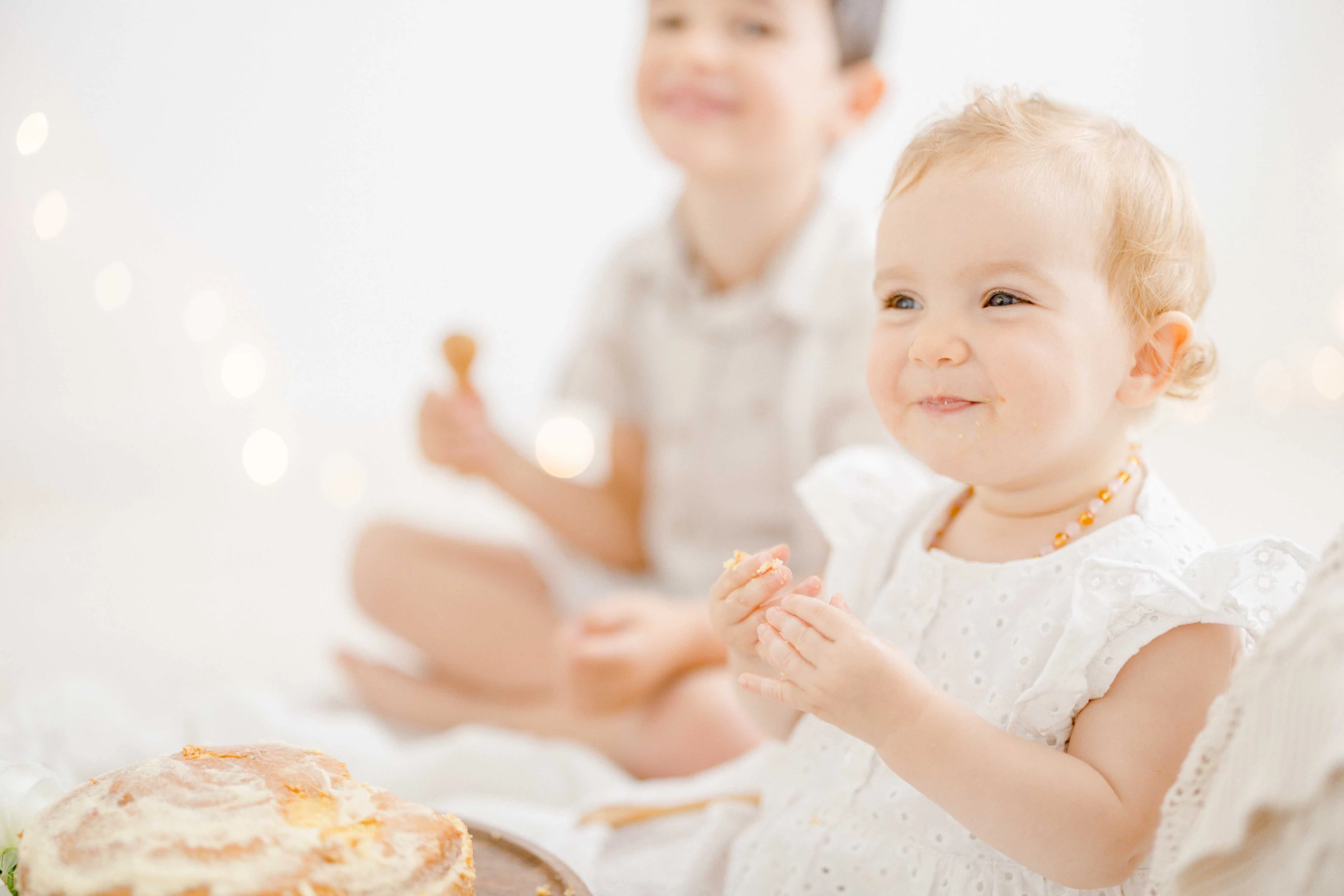 enfant nourriture gâteau bonheur vaisselle